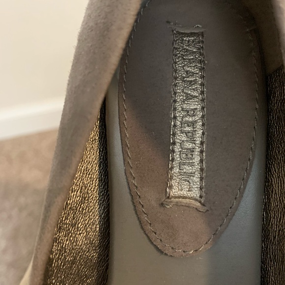Banana republic suede heels size 9 - Picture 3 of 4
